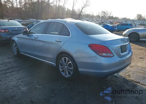 2018 Mercedes-Benz C 300 z USA, uszkodzony, nr VIN 55SWF4JB2JU251815